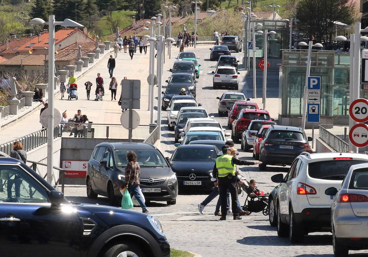 Tráfico en el centro de Segovia durante la Semana Santa de 2022.