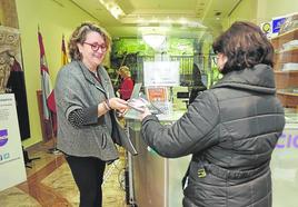 Una mujer recoge información turística en la oficina de información de la Calle Mayor.