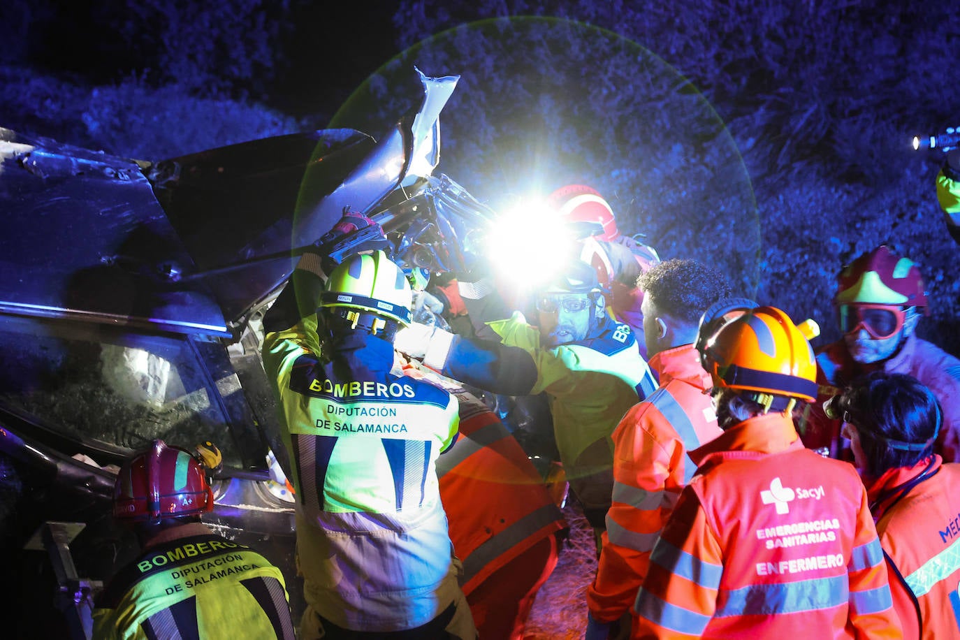 Los bomberos rescatan a un hombre atrapado en su vehículo en Salamanca