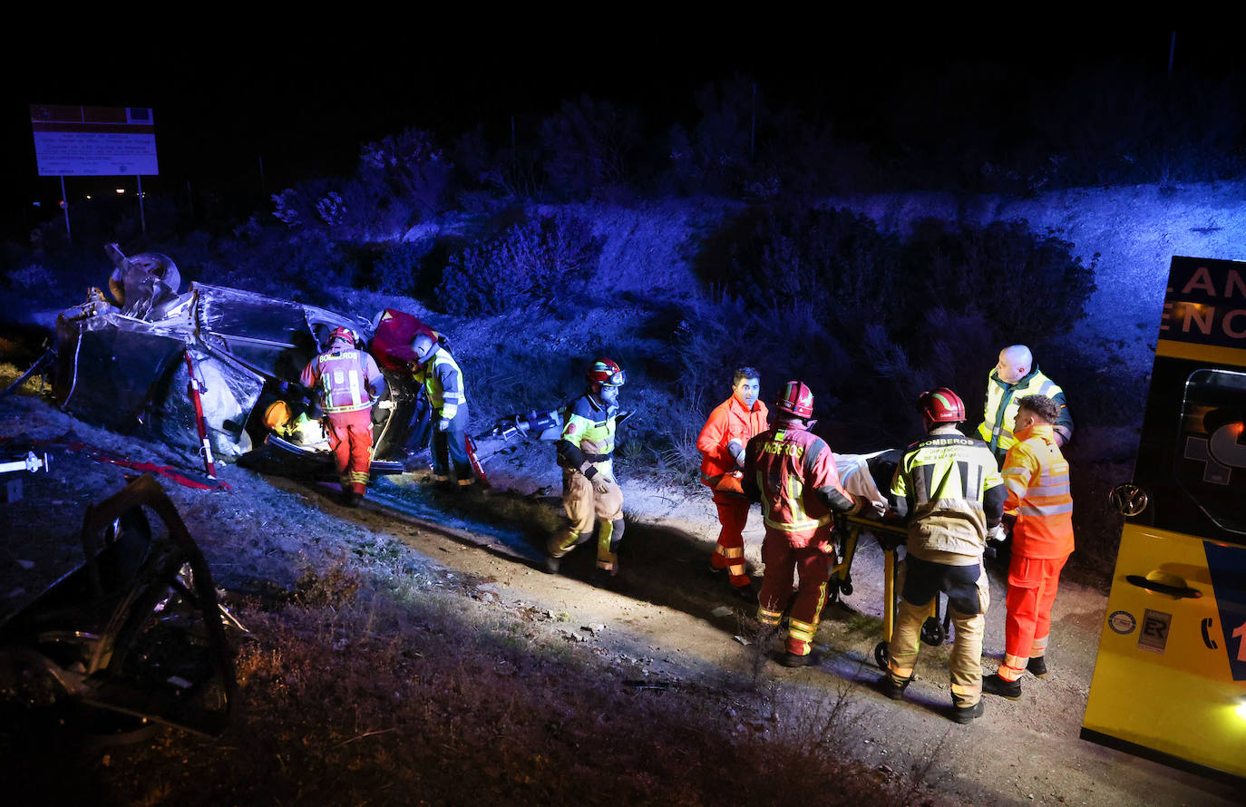 Los bomberos rescatan a un hombre atrapado en su vehículo en Salamanca