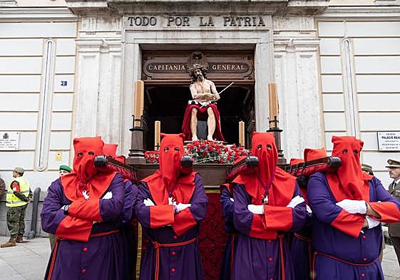 El Cristo de la Misión sale del Palacio Real a hombros de la Hermandad del Santo Cristo de los Artilleros.