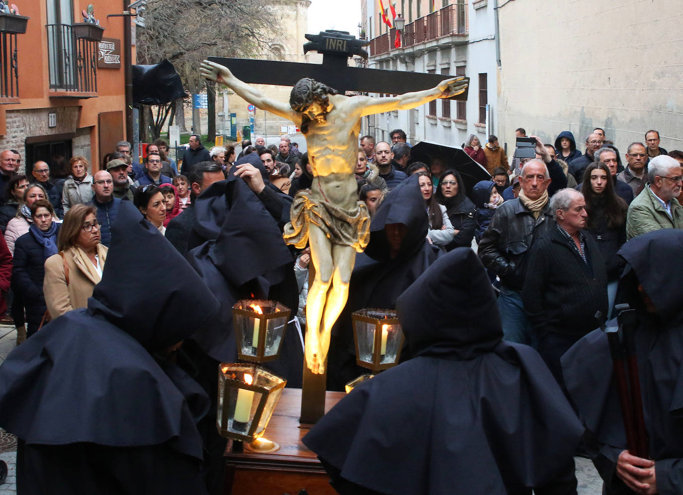 Procesión del Cristo de la Buena Muerte por las calles de Segovia, este sábado.