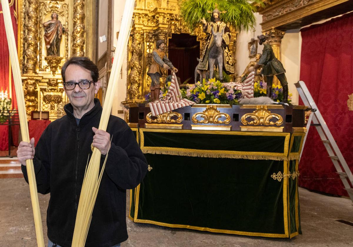 El vicecontador de la Vera Cruz, Manuel Domínguez, ante el paso de La Borriquilla en la Vera Cruz.