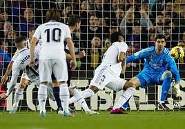 Courtois intenta detener el balón durante el partido ante el Barcelona.