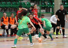 Mónica trata de marcharse de dos jugadoras del Chiloeches.