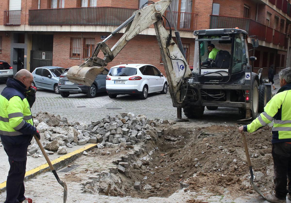 Operarios municipales trabajan para solucionar la avería en la calle Miraflores que afecta a viviendas de José Zorrilla.