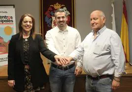 Los alcaldes de Velilla del Río Carrión, Cervera de Pisuerga y Castrejón de la Peña, en el Ayuntamiento de Cervera.