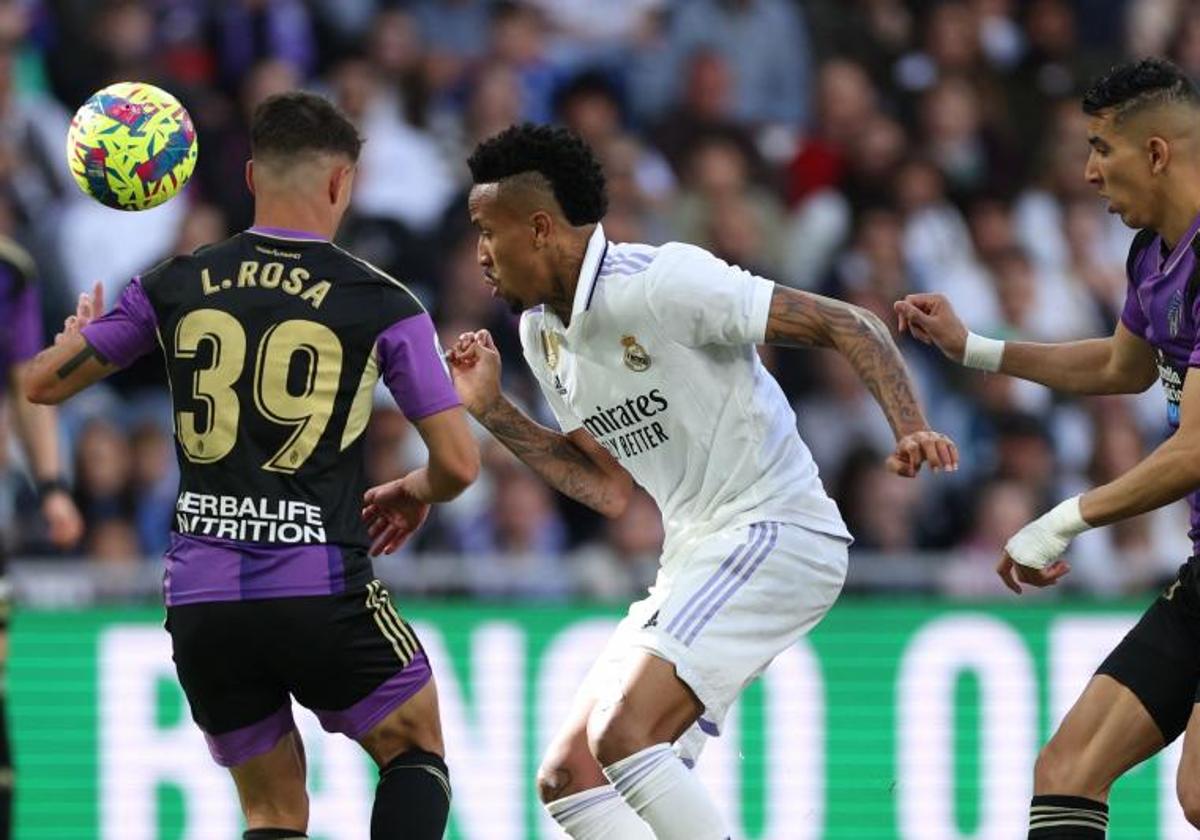 Lucas Rosa y El Yamiq cercan a Militao durante el Real Madrid-Real Valladolid de este domingo.