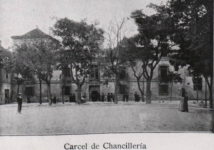 Imagen principal - De arriba abajo, la cárcel de Chancillería en 1901, en 1962 y actualmente como Biblioteca Universitaria Reina Sofía.