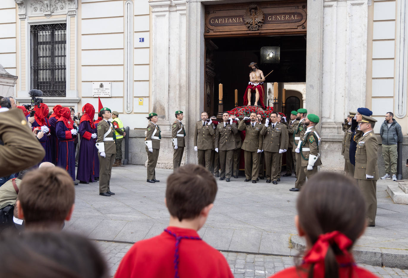 El Cristo de la Misión y el de las Cinco Llagas rezan en Valladolid por los vulnerables