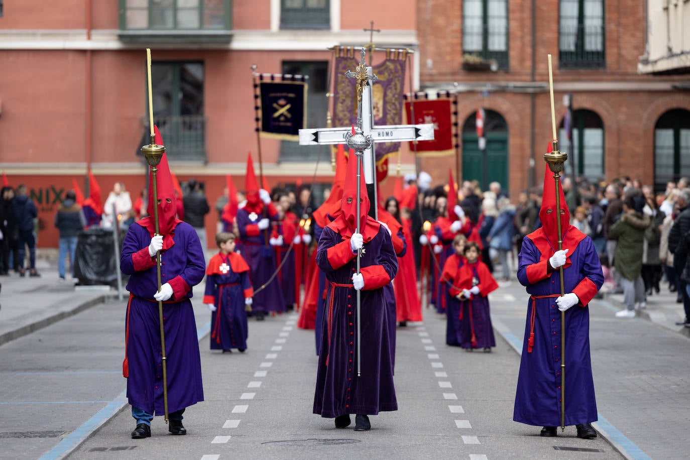 El Cristo de la Misión y el de las Cinco Llagas rezan en Valladolid por los vulnerables