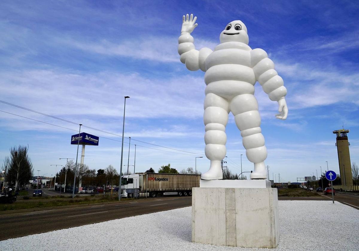 El muñeco Bibendum instalado la semana pasada en la glorieta de acceso a la fábrica de Michelin en Valladolid.