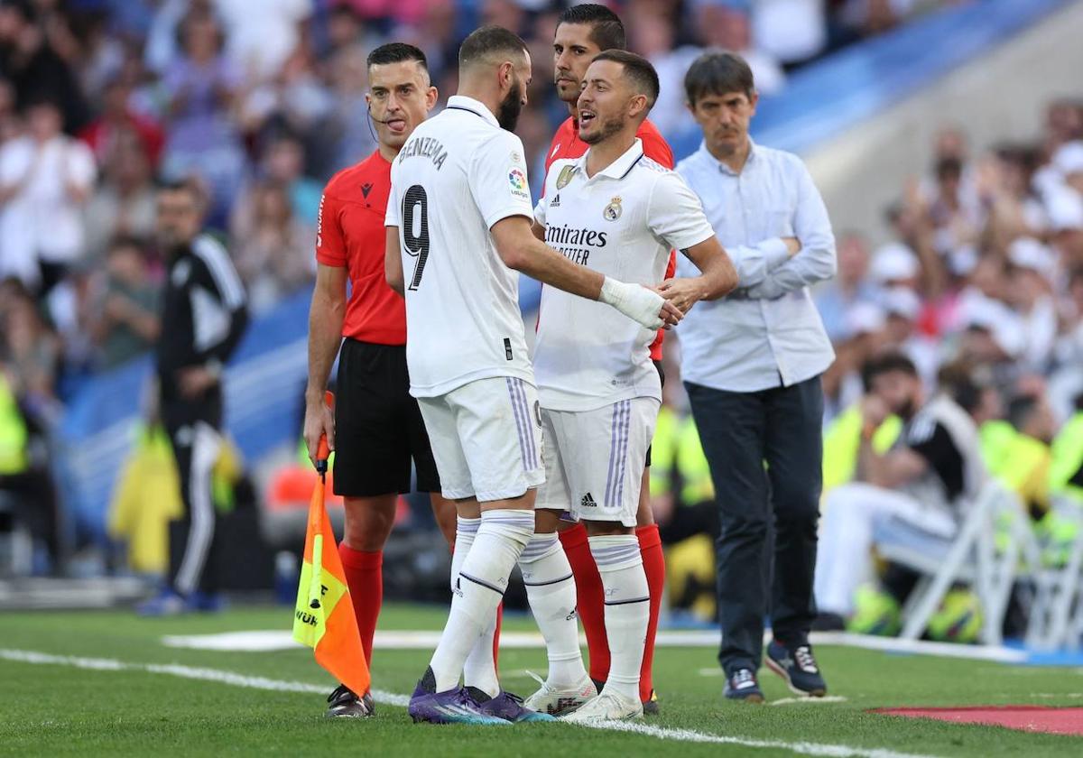 Pacheta, en segundo plano, observa el cambio en las filas blancas de Hazard por Benzema.