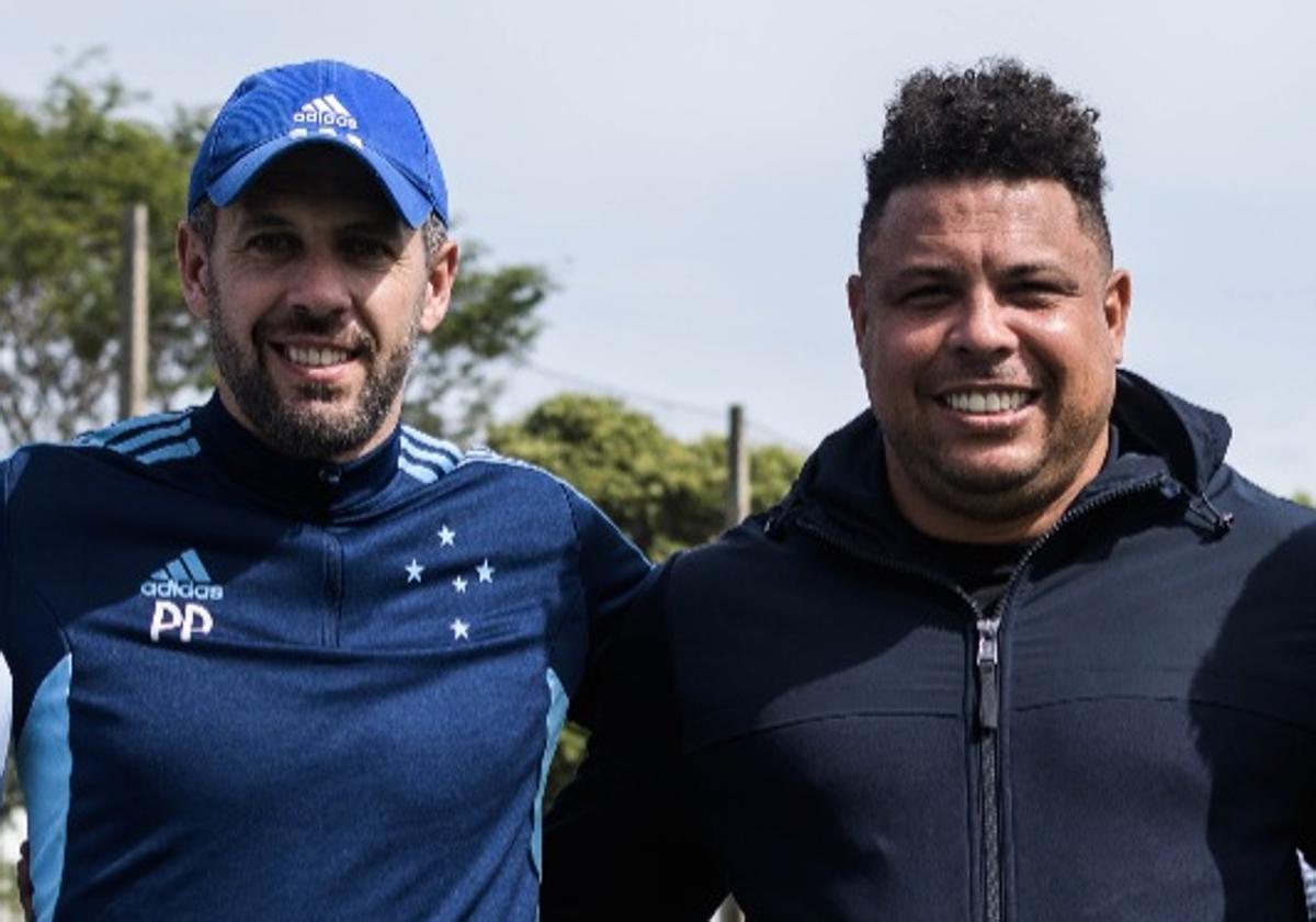 Paulo Pezzolano (izquierda), con Ronaldo Nazário en junio de 2022 tras renovar como entrenador del Cruzeiro brasileño.