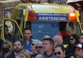 Una ambulancia se abre camino entre la multitud en una céntrica calle de Segovia.
