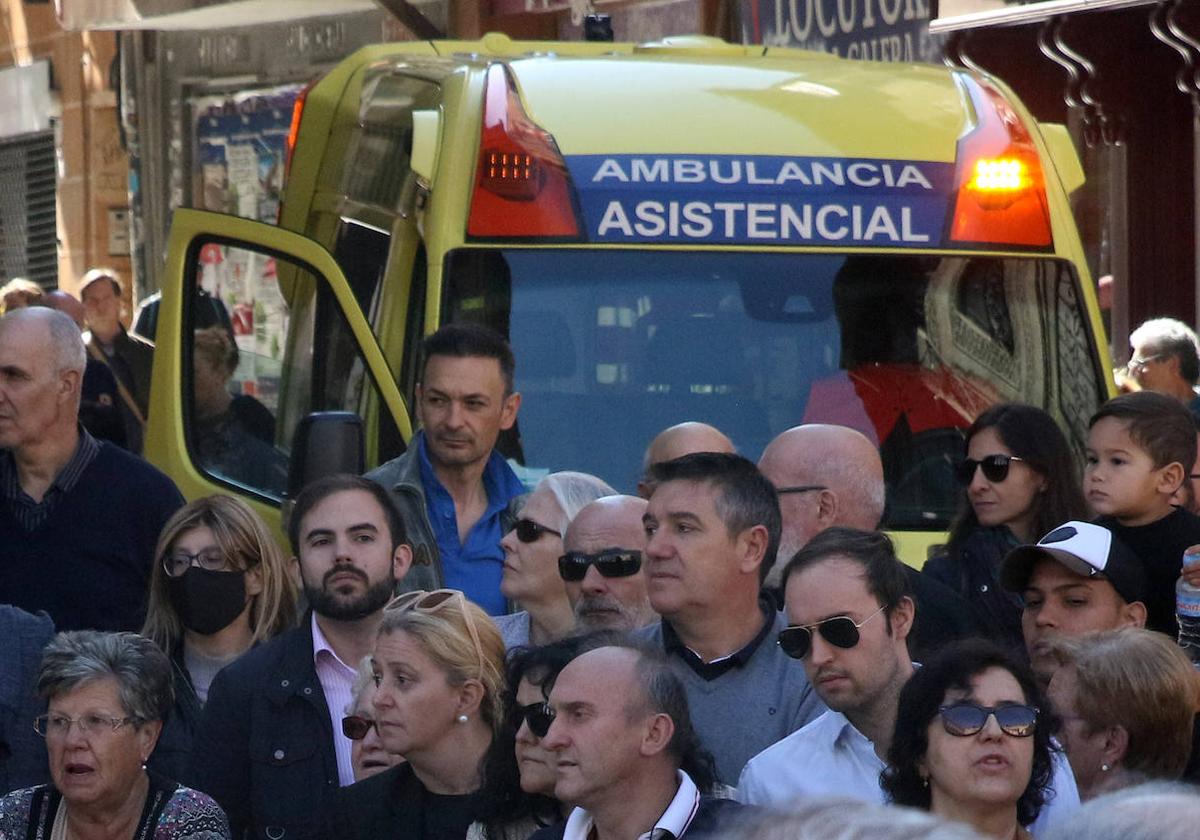 Una ambulancia se abre camino entre la multitud en una céntrica calle de Segovia.