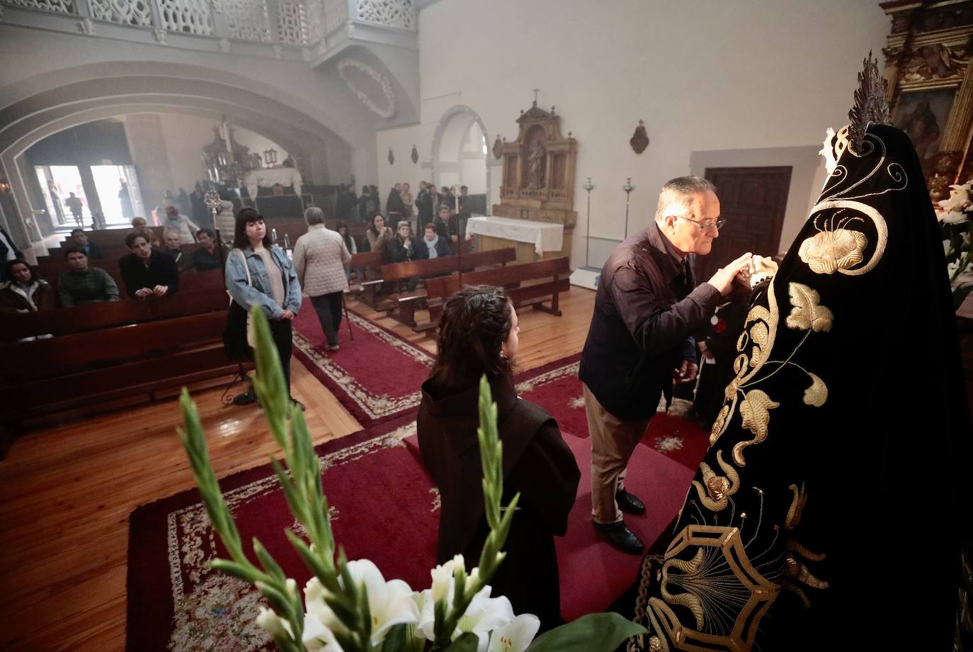 El besamanos a la virgen de Nuestra señora de la soledad, en imágenes