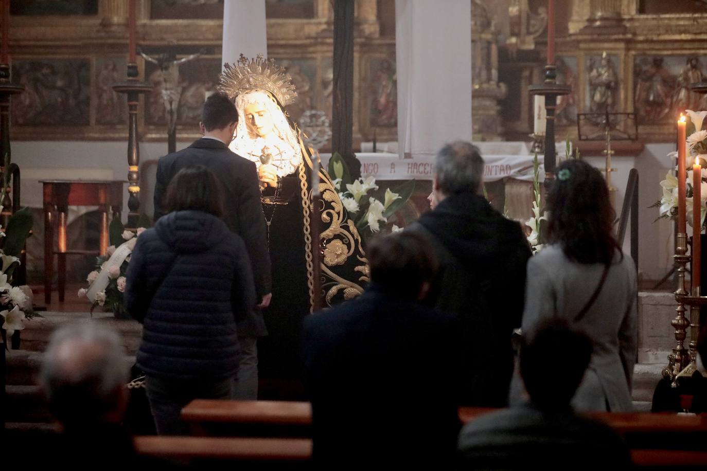 El besamanos a la virgen de Nuestra señora de la soledad, en imágenes