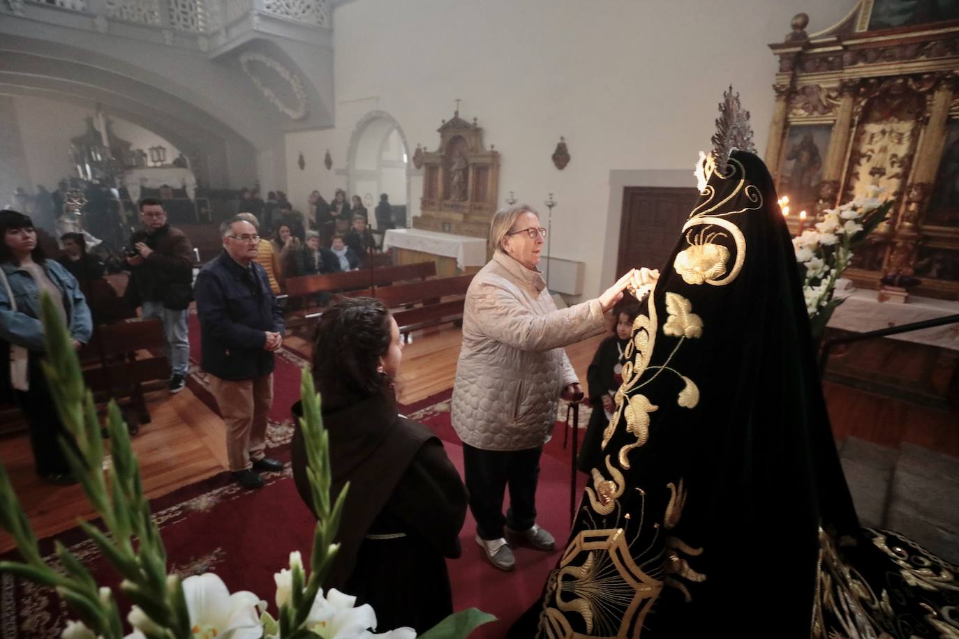 El besamanos a la virgen de Nuestra señora de la soledad, en imágenes