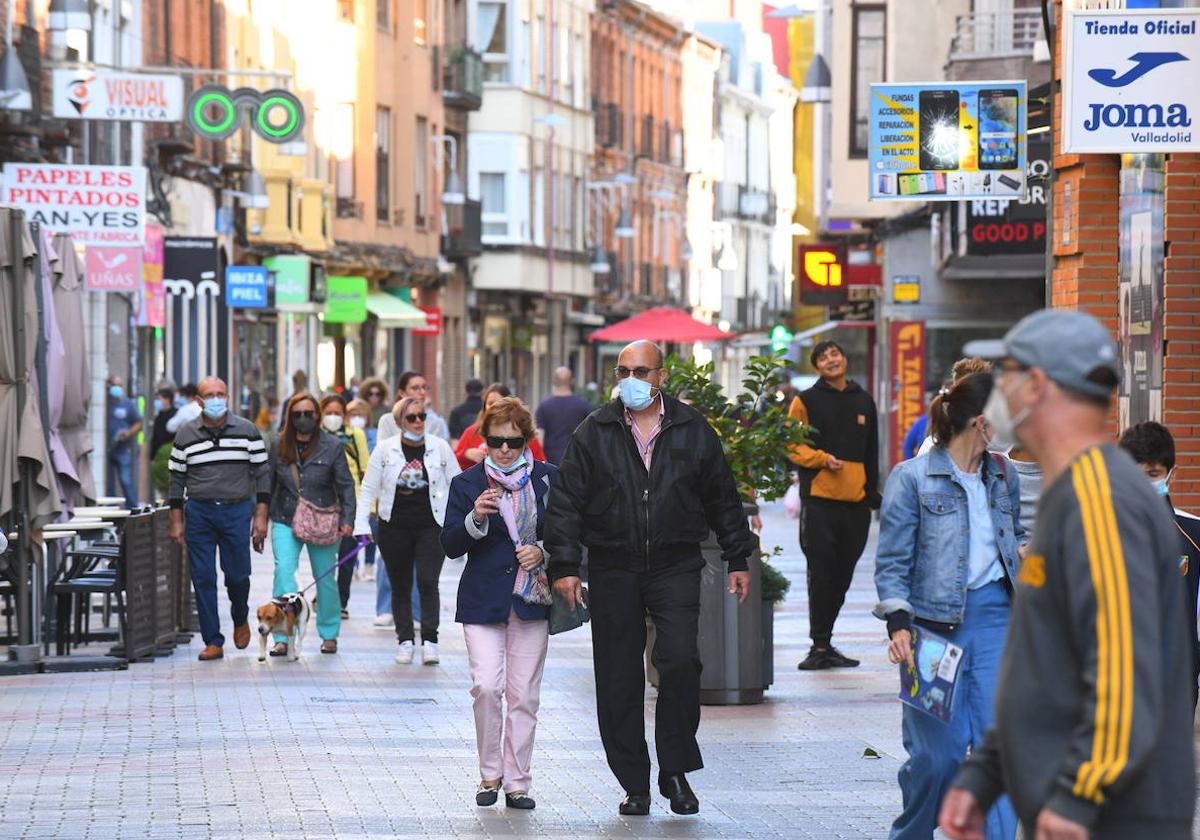 Gente caminando por las calles de Valladolid en una imagen de archivo.