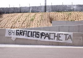 La pancarta de agradecimiento a Pacheta colgada frente a las oficinas del club.