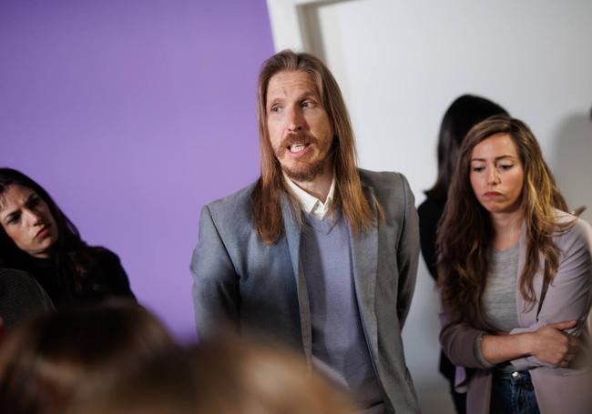 Pablo Fernández, portavoz de Podemos, junto a la secretaria de Acción Institucional, María Teresa Pérez.