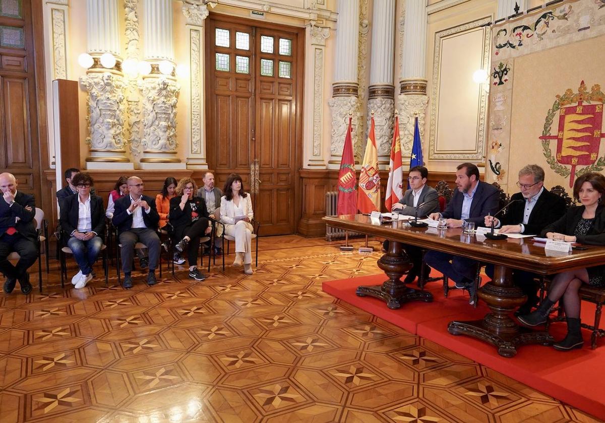 Los concejales que integran el equipo de gobierno, durante la rueda de prensa.