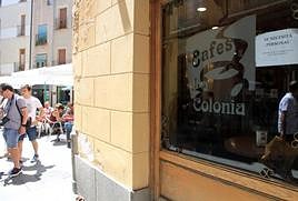 Cartel en el que se demanda personal para un establecimiento hostelero en Segovia.