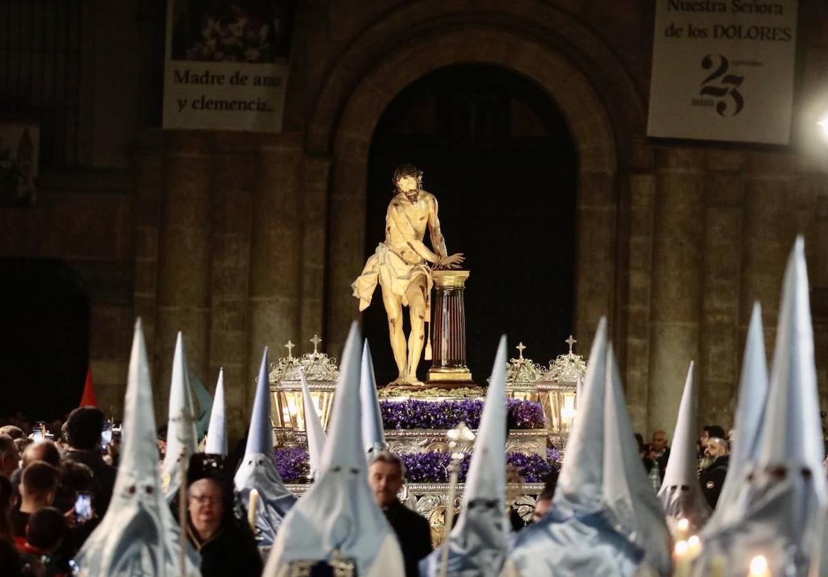 Salida del Cristo atado a la Columna de la iglesia de la Vera Cruz.