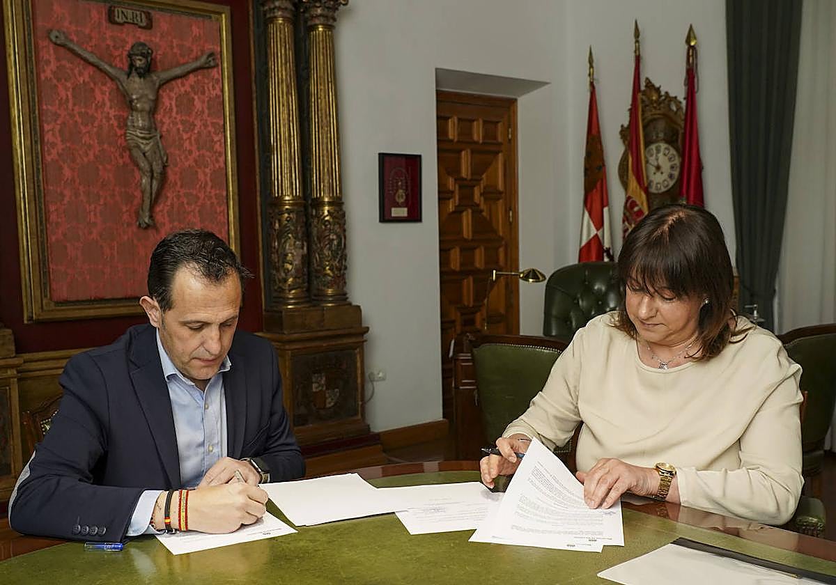 Firma del convenio entre el presidente de la Diputación, Conrado Íscar, y la alcaldesa de Esguevillas, Rosana Alba.