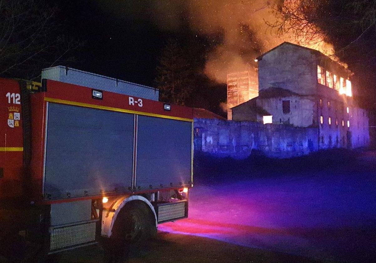 Camión de bomberos en el lugar del incendio.