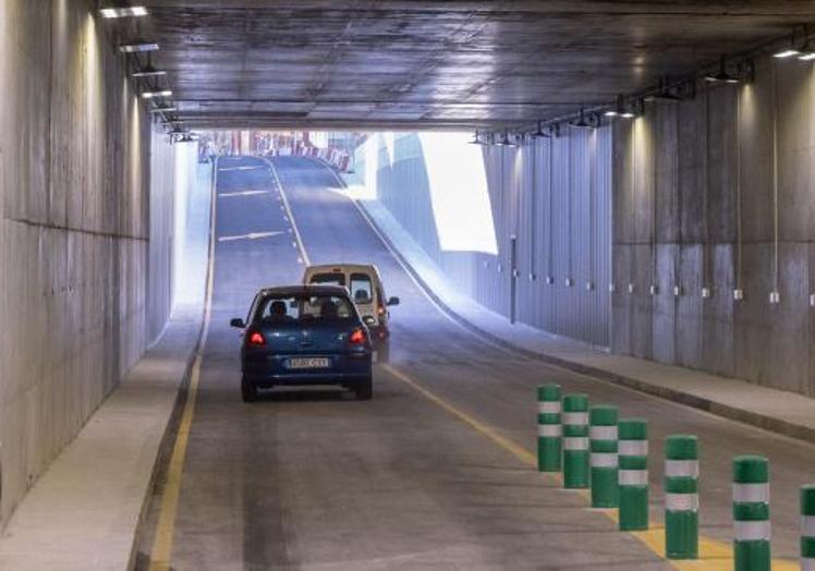 Imagen principal - Interior del túnel y boca de acceso de Panaderos. Debajo, los operarios cubren la señal que prohibía circular por el vial hacia Estación.