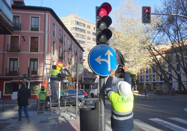 Los operarios descubren la señal de giro hacia Panaderos desde Nicolás Salmerón.