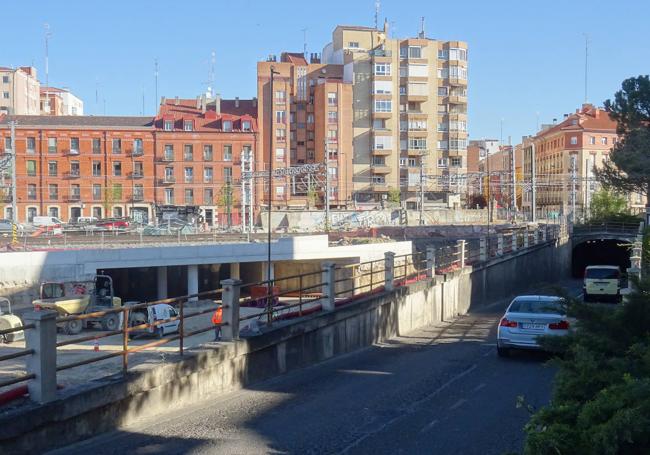 Trabajos de urbanización de la plaza de la avenida de Segovia junto al nuevo paso peatonal.