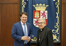 El presidente de la Junta, Alfonso Fernández Mañueco, y el arzobispo de Valladolid, Luis Argüello, este martes.
