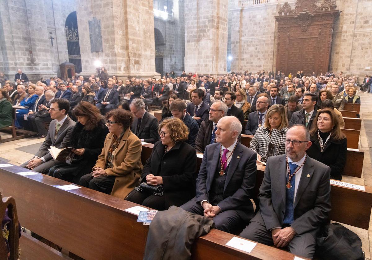 Los concejales de la Corporación Municipal asisten al pregón de Semana Santa en la Catedral. Tras ellos, diputados y senadores y las autoridades militares.