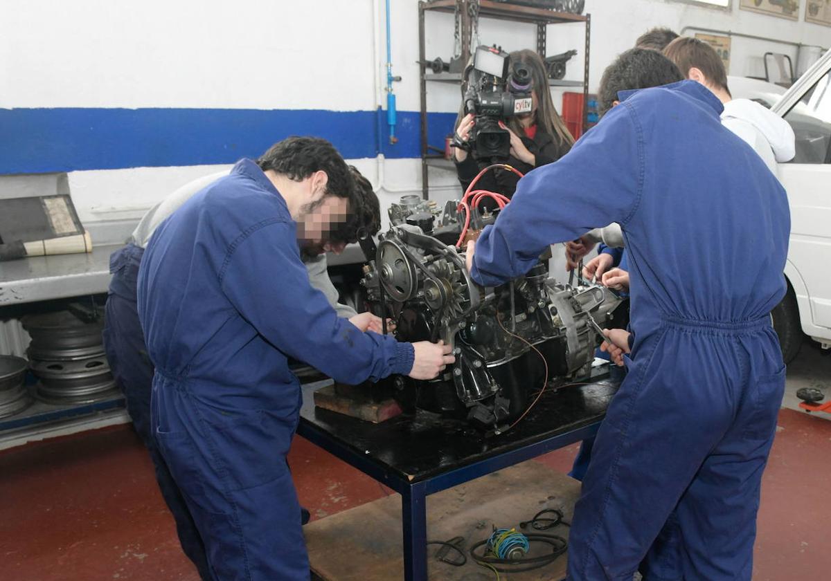 Menores en un taller de mecánica en el Zambrana.