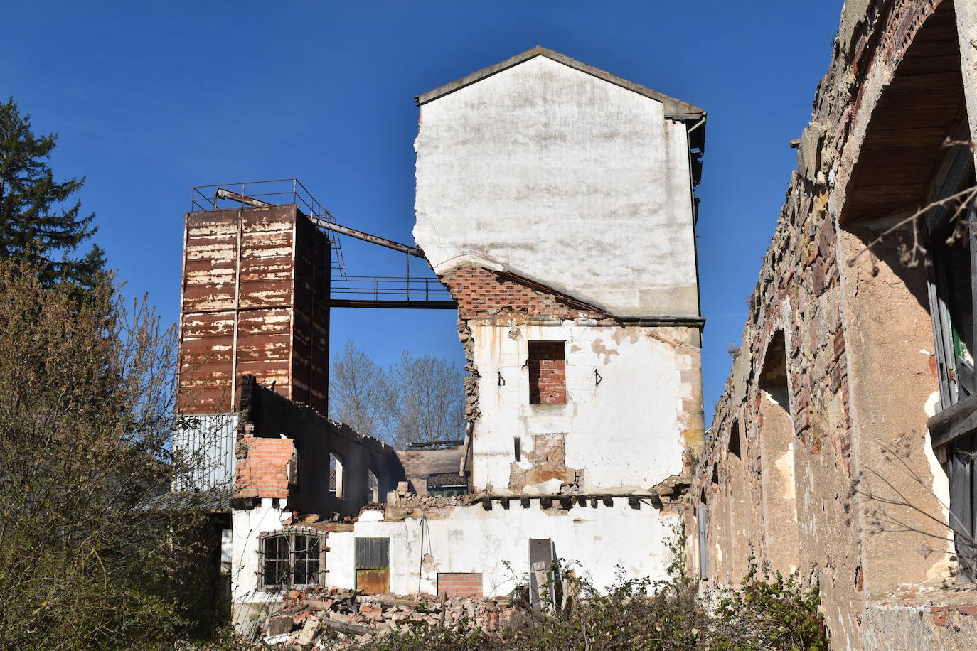 Así está la antigua harinera de Aguilar devorada por el fuego