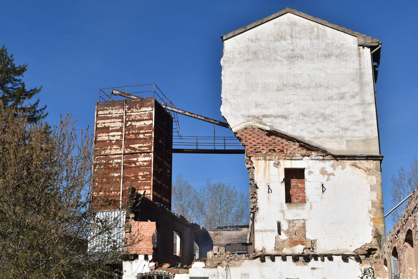 Así está la antigua harinera de Aguilar devorada por el fuego