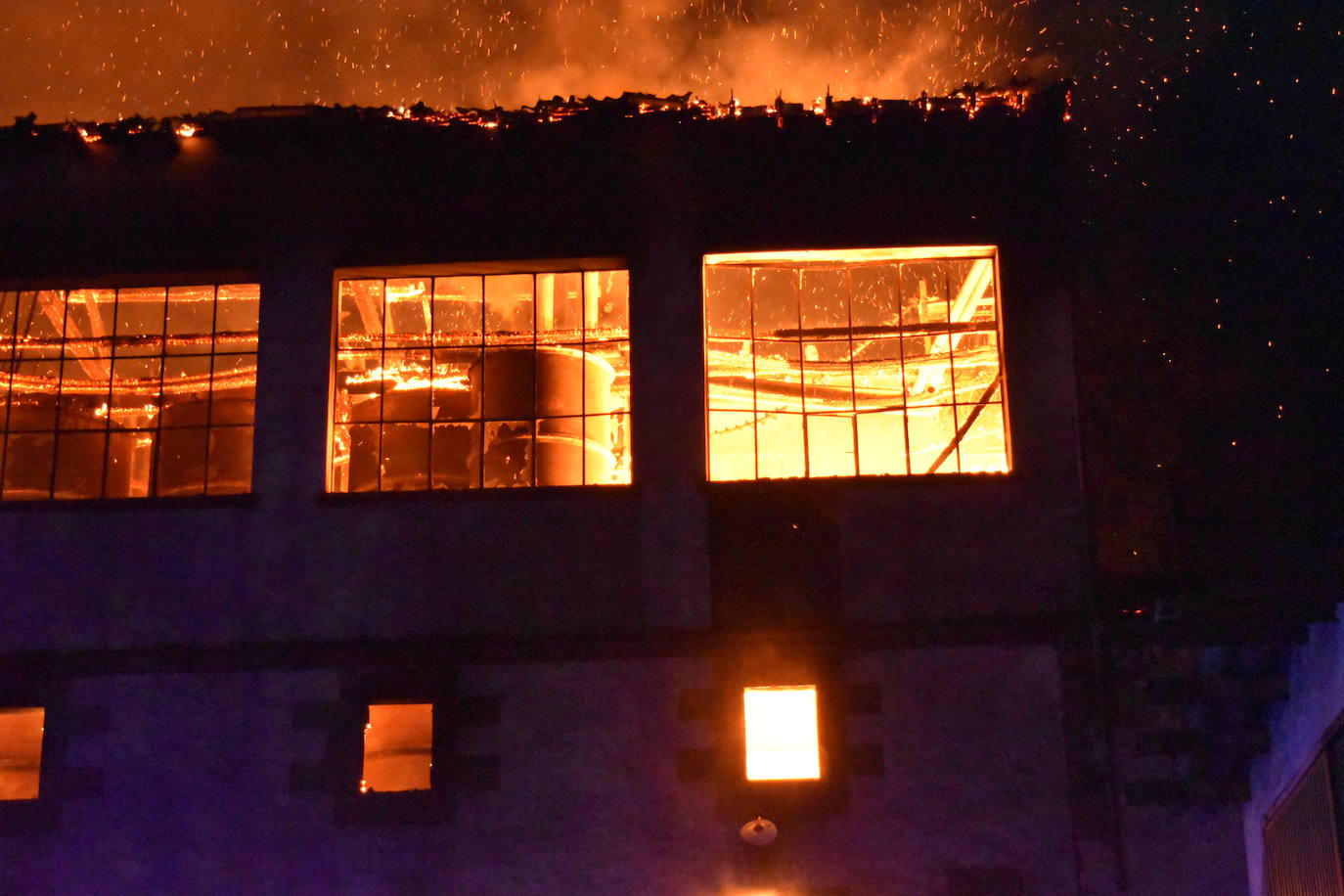 Así ardió la antigua harinera de Fontaneda en Aguilar