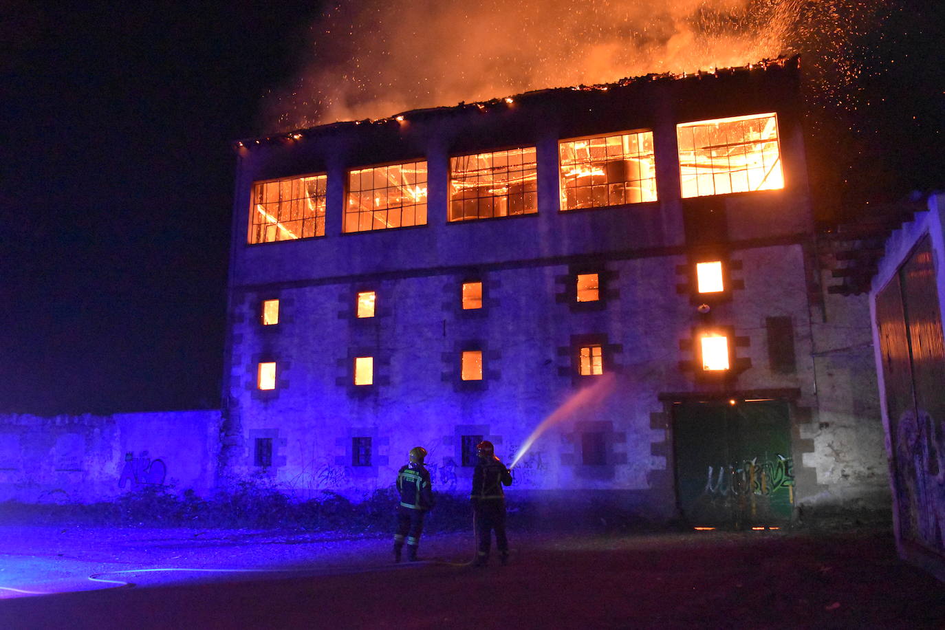 Así ardió la antigua harinera de Fontaneda en Aguilar