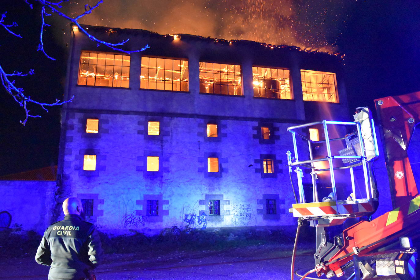 Así ardió la antigua harinera de Fontaneda en Aguilar