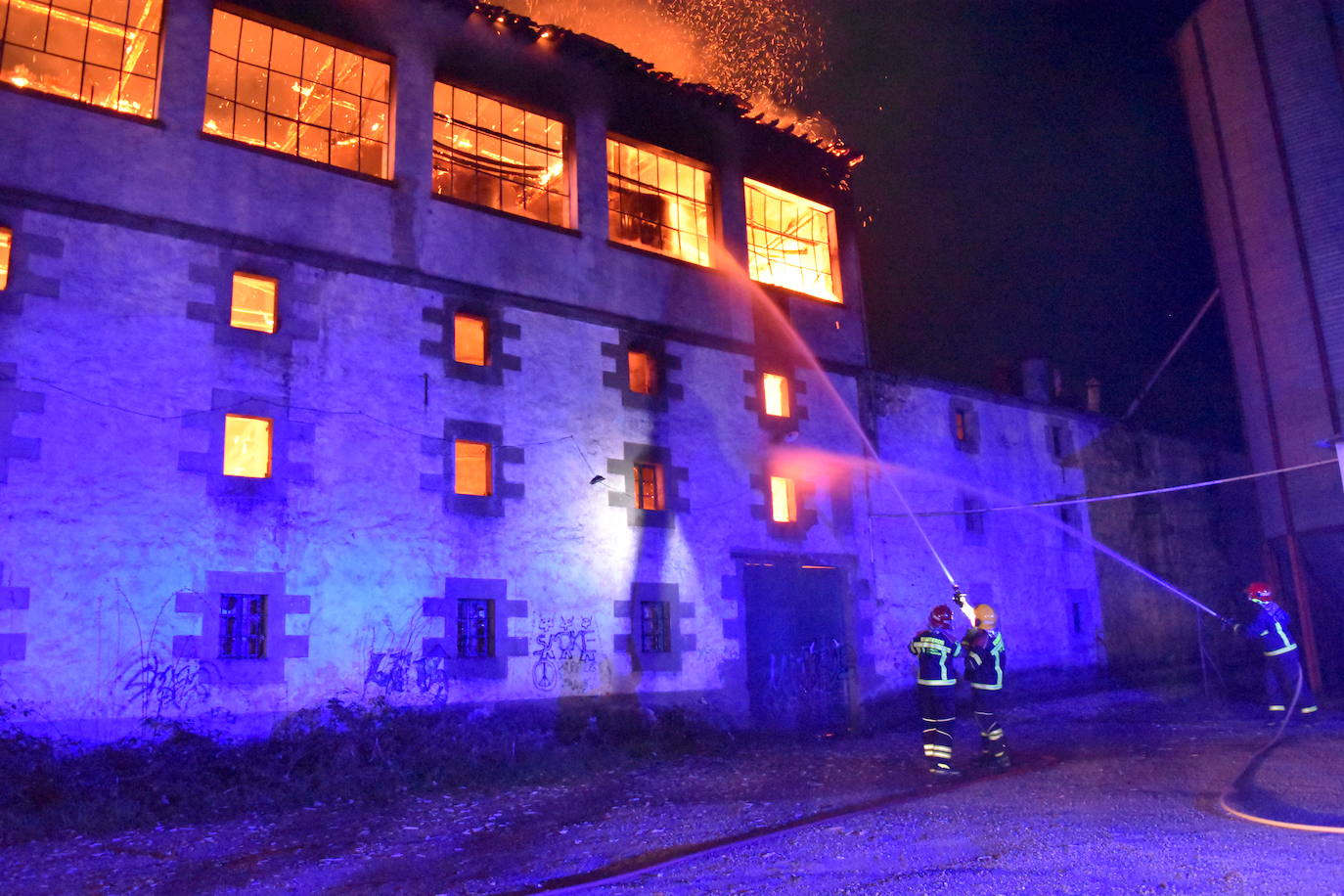 Así ardió la antigua harinera de Fontaneda en Aguilar