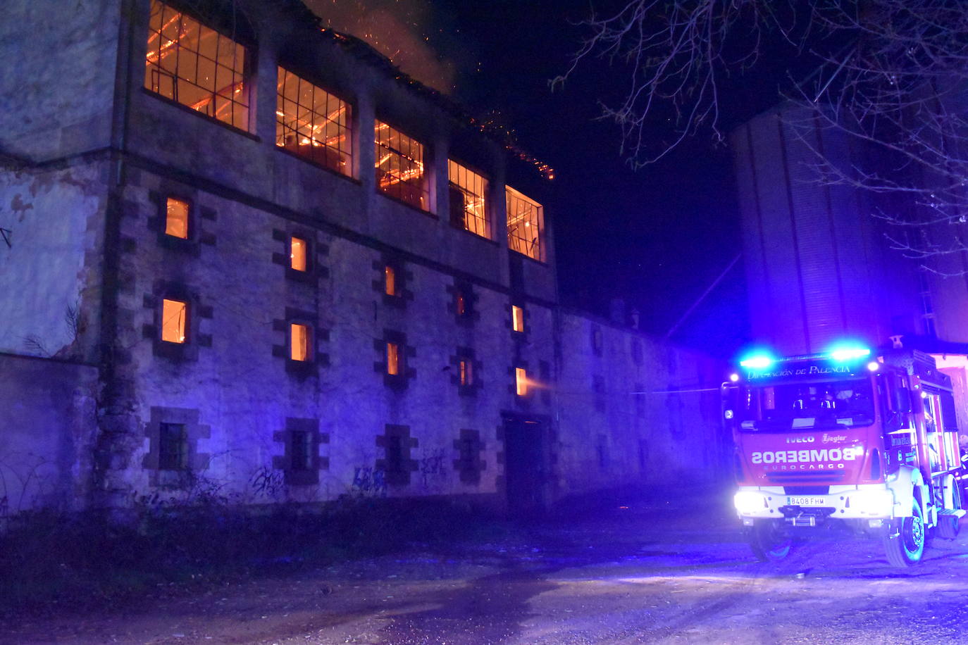 Así ardió la antigua harinera de Fontaneda en Aguilar