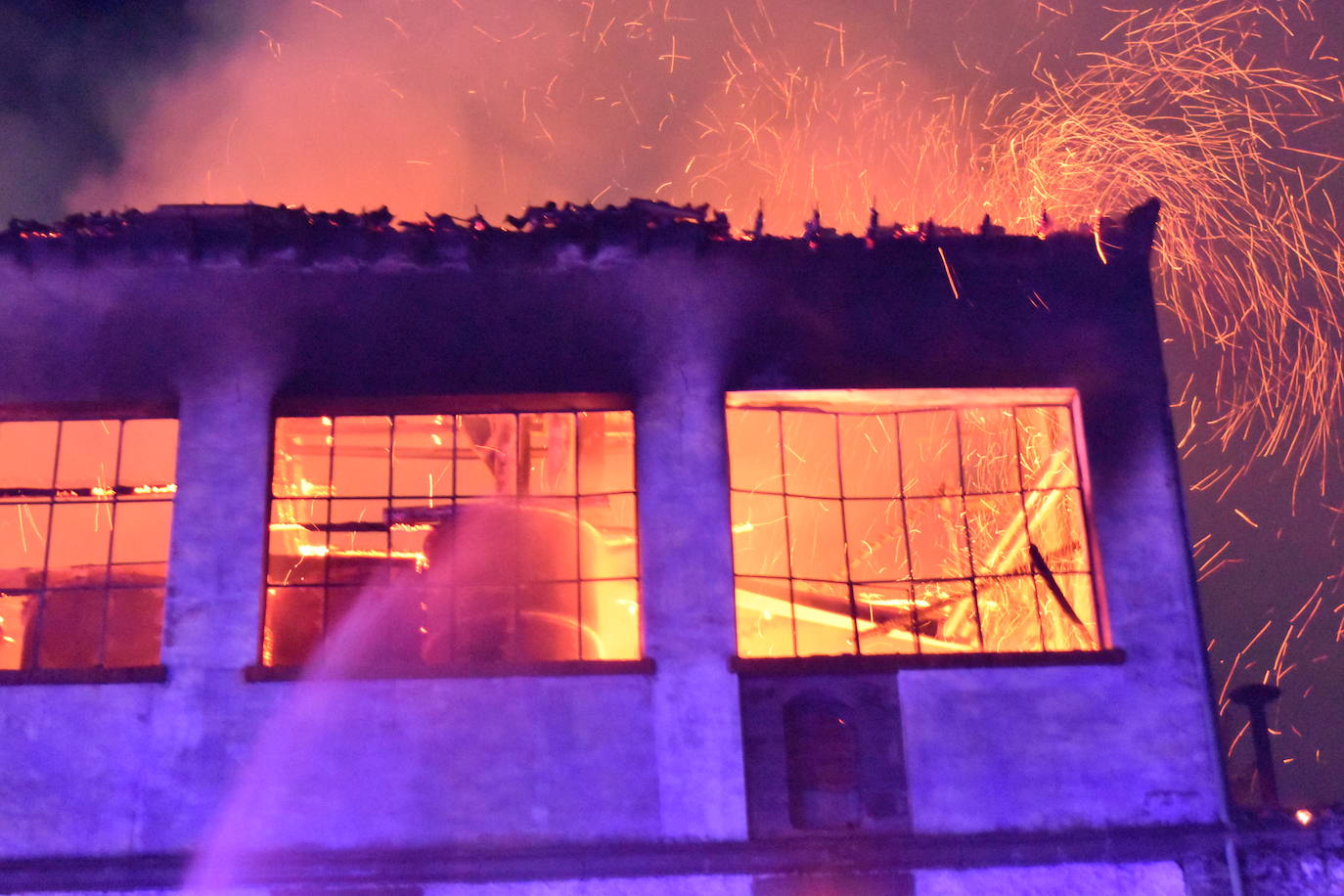 Así ardió la antigua harinera de Fontaneda en Aguilar