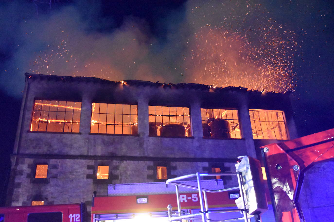 Así ardió la antigua harinera de Fontaneda en Aguilar