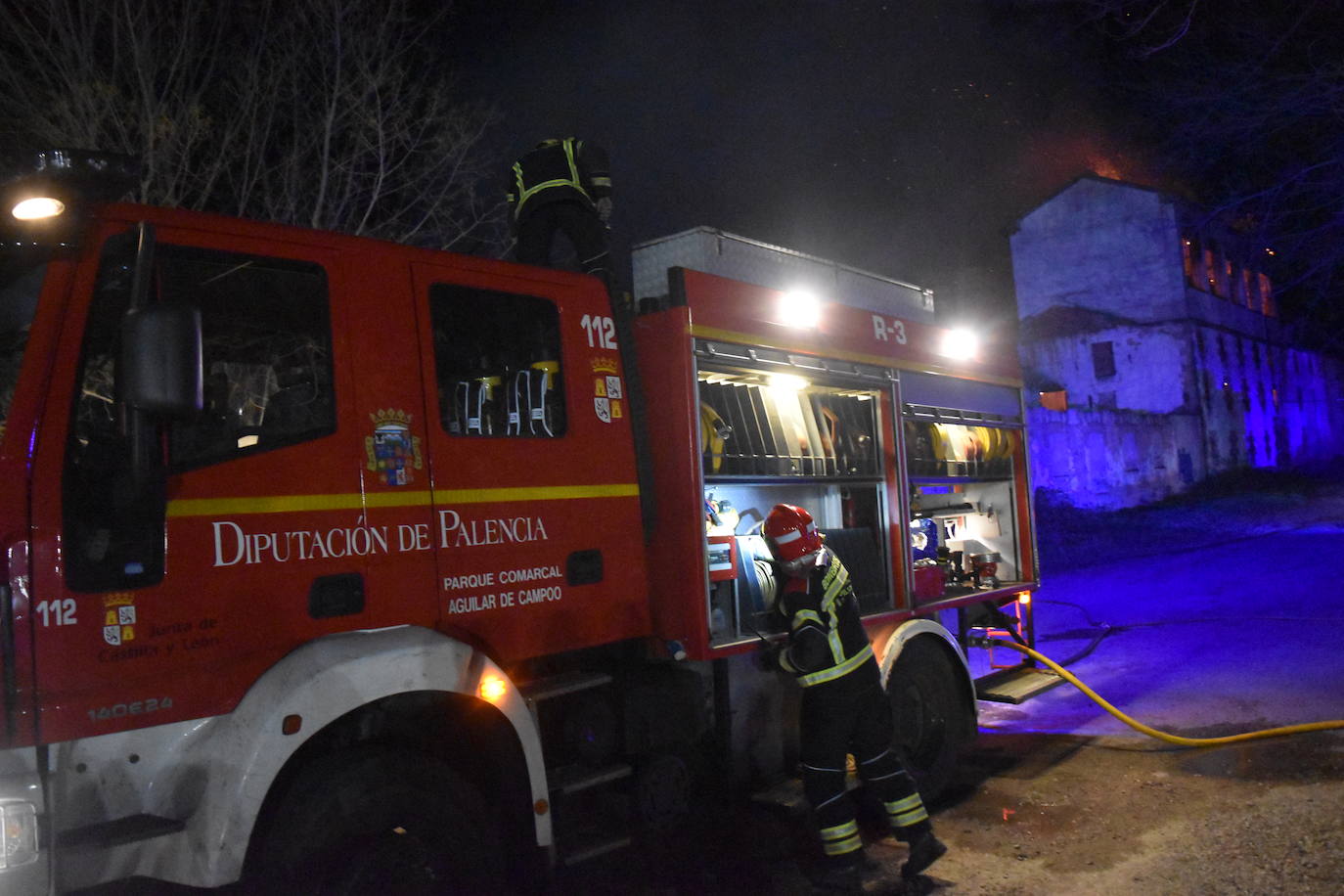 Así ardió la antigua harinera de Fontaneda en Aguilar