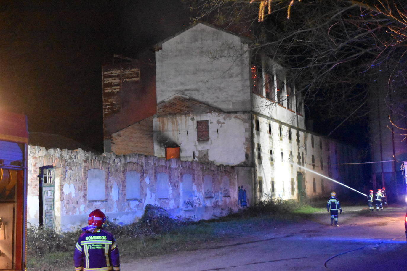 Así ardió la antigua harinera de Fontaneda en Aguilar