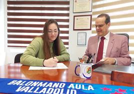 Irene estampa la firma en su nuevo contrato en presencia de Cayetano Cifuentes, presidente del club.