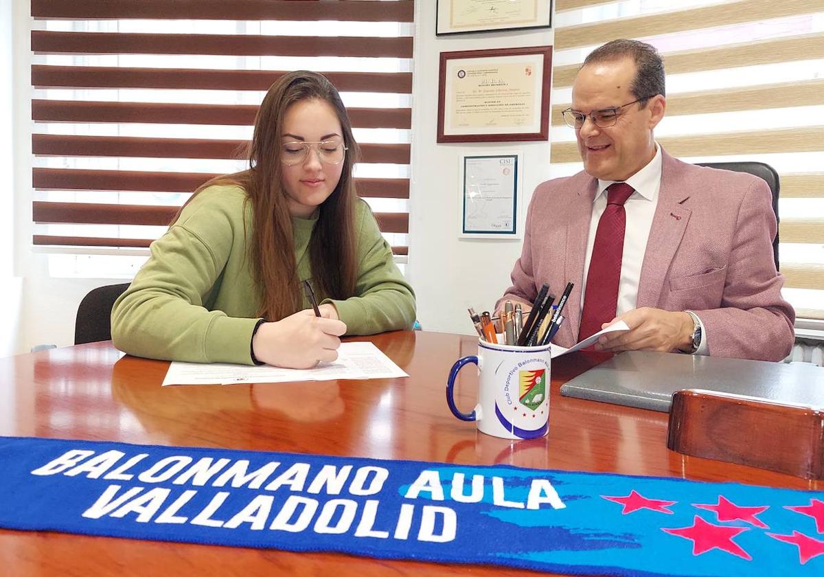 Irene estampa la firma en su nuevo contrato en presencia de Cayetano Cifuentes, presidente del club.